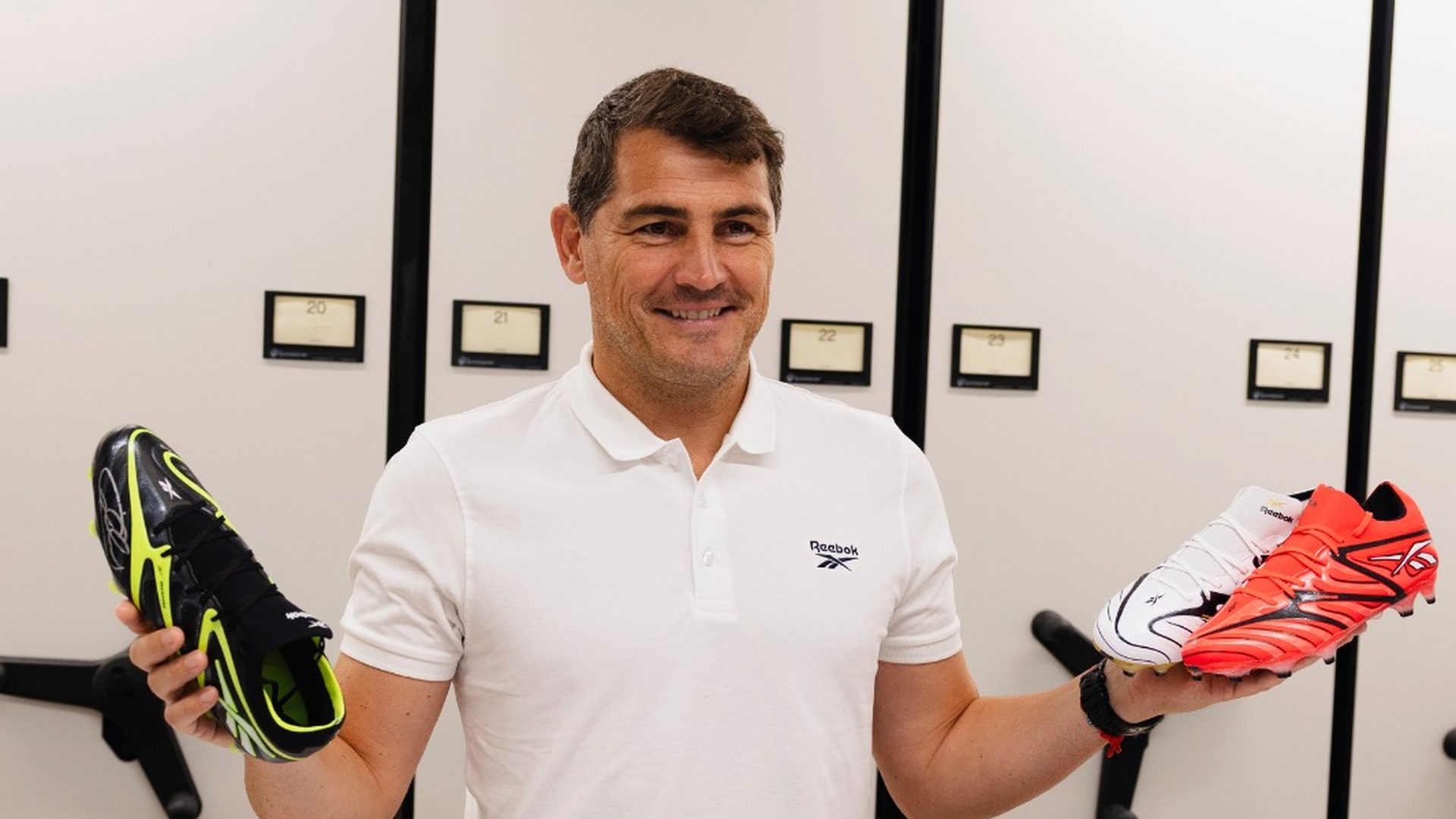 Iker Casillas con botas Reebok