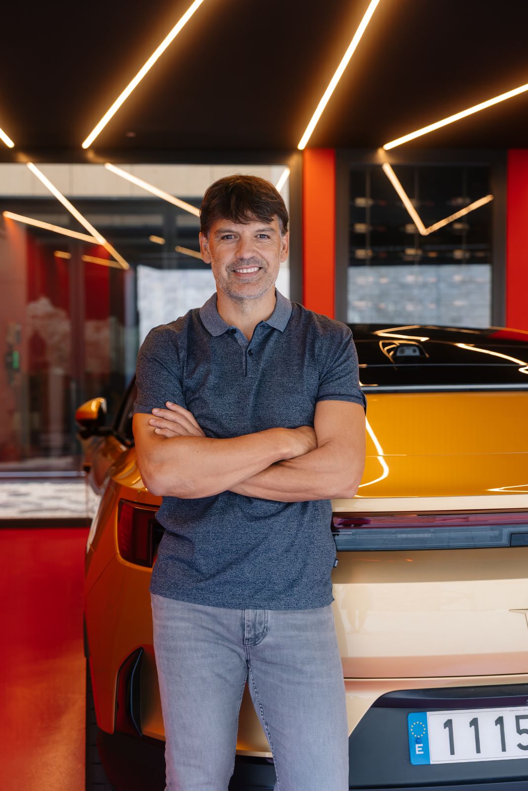 Fernando Morientes junto al Polestar 4